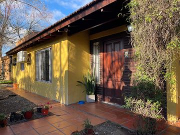 Casa en venta con 2 dormitorios apta crédito con pileta en Valle Verde, Luján.