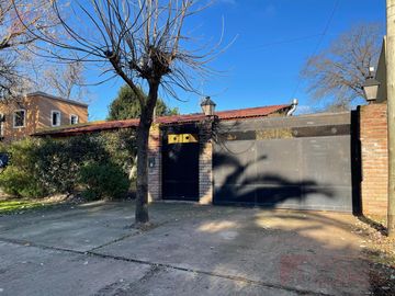 Casa en venta con 2 dormitorios apta crédito con pileta en Valle Verde, Luján.