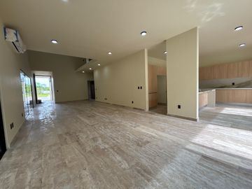 Residencia de lujo en Vía Cumbres con amplios espacios y exclusividad