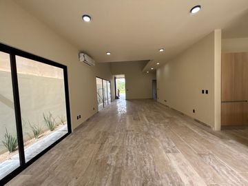 Residencia de lujo en Vía Cumbres con amplios espacios y exclusividad
