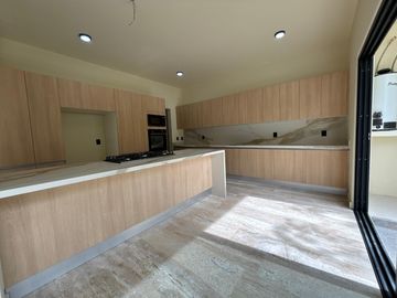 Residencia de lujo en Vía Cumbres con amplios espacios y exclusividad
