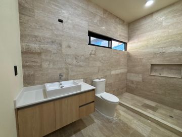 Residencia de lujo en Vía Cumbres con amplios espacios y exclusividad