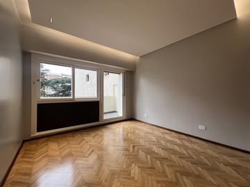 Departamento en venta 4 ambientes más playroom, cochera, reciclado full. Las Cañitas