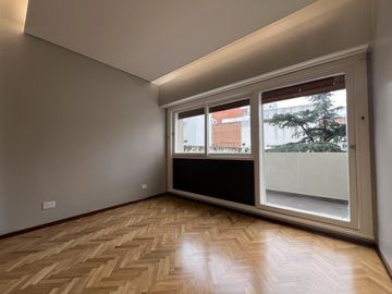 Departamento en venta 4 ambientes más playroom, cochera, reciclado full. Las Cañitas