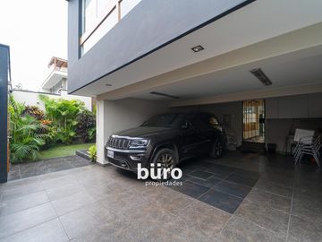 ESPECTACULAR CASA EN VENTA DE 5 DORMITORIOS EN MIRAFLORES
