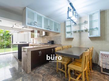 ESPECTACULAR CASA EN VENTA DE 5 DORMITORIOS EN MIRAFLORES