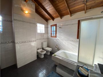 EXCELENTE CASA DE 4 AMBIENTES CON COCHERA Y QUINCHO