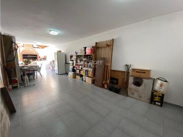 EXCELENTE CASA DE 4 AMBIENTES CON COCHERA Y QUINCHO