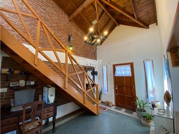 EXCELENTE CASA DE 4 AMBIENTES CON COCHERA Y QUINCHO