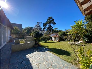 EXCELENTE CASA DE 4 AMBIENTES CON COCHERA Y QUINCHO