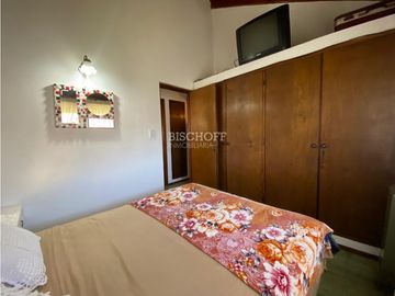 EXCELENTE CASA DE 4 AMBIENTES CON COCHERA Y QUINCHO