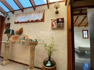 EXCELENTE CASA DE 4 AMBIENTES CON COCHERA Y QUINCHO
