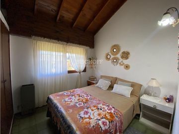 EXCELENTE CASA DE 4 AMBIENTES CON COCHERA Y QUINCHO