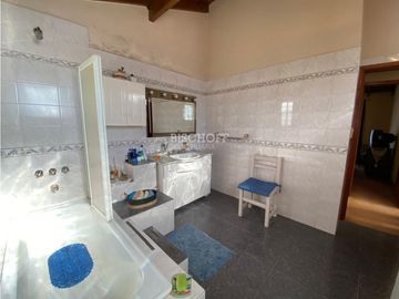EXCELENTE CASA DE 4 AMBIENTES CON COCHERA Y QUINCHO