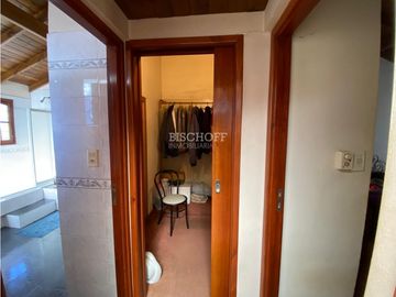 EXCELENTE CASA DE 4 AMBIENTES CON COCHERA Y QUINCHO