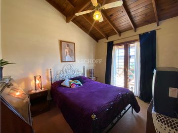 EXCELENTE CASA DE 4 AMBIENTES CON COCHERA Y QUINCHO