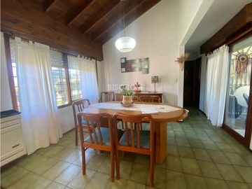 EXCELENTE CASA DE 4 AMBIENTES CON COCHERA Y QUINCHO