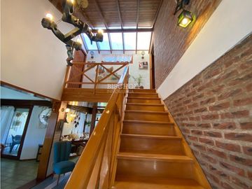 EXCELENTE CASA DE 4 AMBIENTES CON COCHERA Y QUINCHO