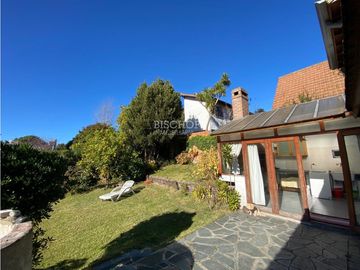 EXCELENTE CASA DE 4 AMBIENTES CON COCHERA Y QUINCHO