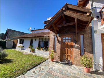 EXCELENTE CASA DE 4 AMBIENTES CON COCHERA Y QUINCHO