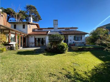 EXCELENTE CASA DE 4 AMBIENTES CON COCHERA Y QUINCHO