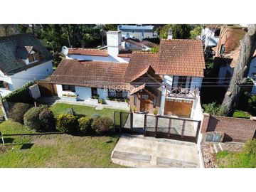 EXCELENTE CASA DE 4 AMBIENTES CON COCHERA Y QUINCHO