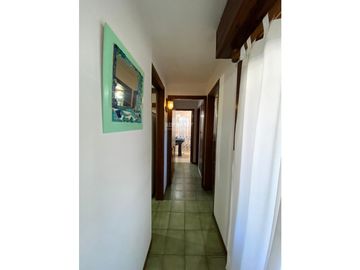 EXCELENTE CASA DE 4 AMBIENTES CON COCHERA Y QUINCHO