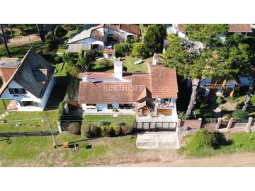 EXCELENTE CASA DE 4 AMBIENTES CON COCHERA Y QUINCHO