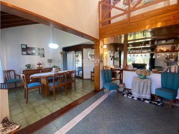 EXCELENTE CASA DE 4 AMBIENTES CON COCHERA Y QUINCHO