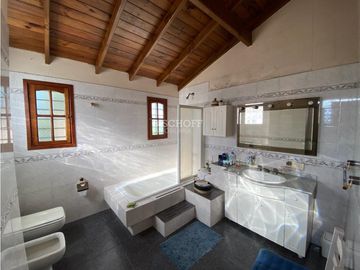 EXCELENTE CASA DE 4 AMBIENTES CON COCHERA Y QUINCHO