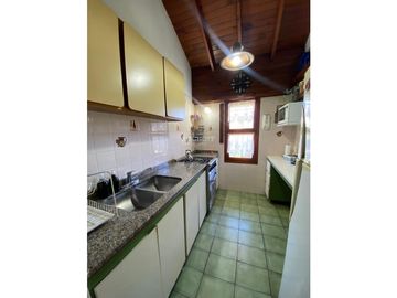 EXCELENTE CASA DE 4 AMBIENTES CON COCHERA Y QUINCHO
