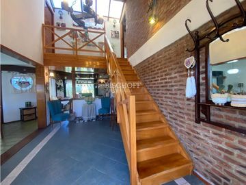 EXCELENTE CASA DE 4 AMBIENTES CON COCHERA Y QUINCHO