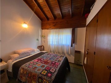 EXCELENTE CASA DE 4 AMBIENTES CON COCHERA Y QUINCHO