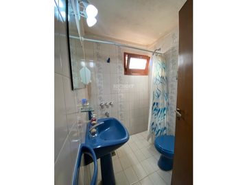 EXCELENTE CASA DE 4 AMBIENTES CON COCHERA Y QUINCHO