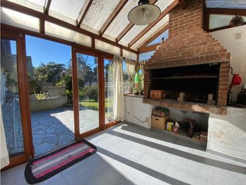 EXCELENTE CASA DE 4 AMBIENTES CON COCHERA Y QUINCHO