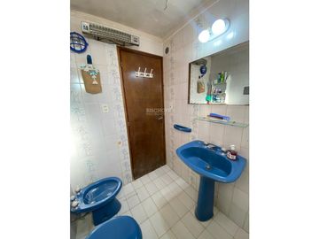 EXCELENTE CASA DE 4 AMBIENTES CON COCHERA Y QUINCHO