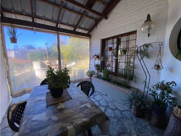 EXCELENTE CASA DE 4 AMBIENTES CON COCHERA Y QUINCHO