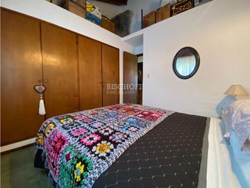 EXCELENTE CASA DE 4 AMBIENTES CON COCHERA Y QUINCHO