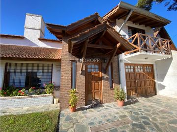 EXCELENTE CASA DE 4 AMBIENTES CON COCHERA Y QUINCHO