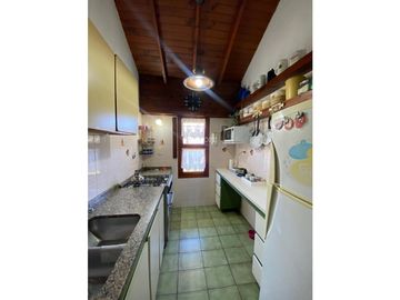 EXCELENTE CASA DE 4 AMBIENTES CON COCHERA Y QUINCHO