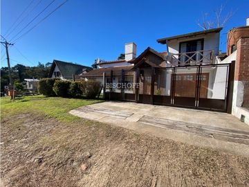 EXCELENTE CASA DE 4 AMBIENTES CON COCHERA Y QUINCHO