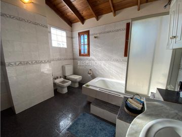 EXCELENTE CASA DE 4 AMBIENTES CON COCHERA Y QUINCHO