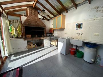 EXCELENTE CASA DE 4 AMBIENTES CON COCHERA Y QUINCHO