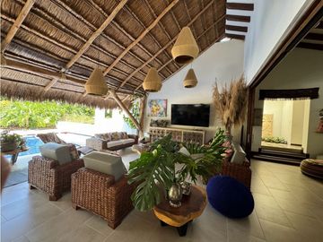 Ubicada en un exclusivo condominio en la zona de Cerritos