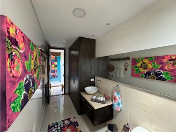 Ubicada en un exclusivo condominio en la zona de Cerritos