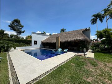 Ubicada en un exclusivo condominio en la zona de Cerritos