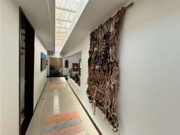 Ubicada en un exclusivo condominio en la zona de Cerritos