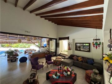 Ubicada en un exclusivo condominio en la zona de Cerritos