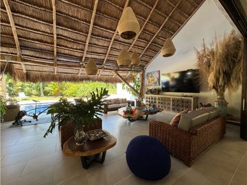 Ubicada en un exclusivo condominio en la zona de Cerritos