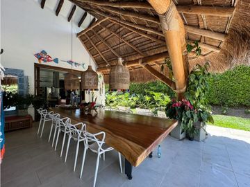 Ubicada en un exclusivo condominio en la zona de Cerritos